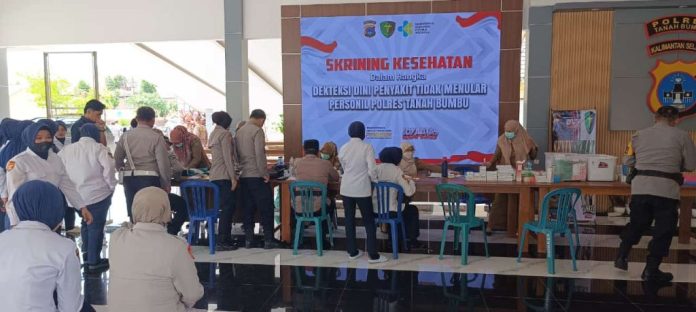 Skrining kesehatan yang diselenggarakan Sie Dokkes Polres Tanah Bumbu bersama Puskesmas Darul Azhar, Rabu 16 Oktober 2024. (wartabanjar.com - Humas)