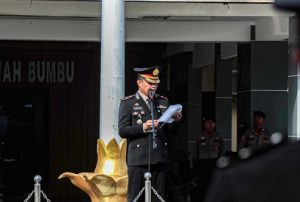 Wakapolres Tanah Bumbu, Kompol Sofyan, S.I.K, menyampaikan amanat saat apel peringatan Hari Sumpah Pemuda ke-96, Senin 28 Oktober 2024. (wartabanjar.com - Istimewa)