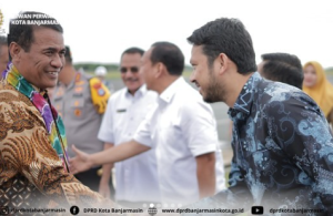 Ketua DPRD Kota Banjarmasin, Rikval Fachruri (kanan), menyambut kedatangan Mentan di Bandara Syamsudin Noor di Kota Banjarbaru. (wartabanjar.com - Ist. Setwan)