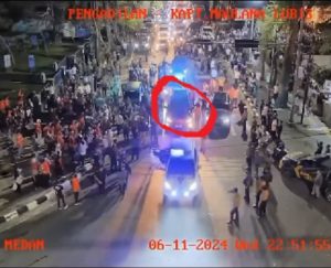 Mobil Bobby Nasution dilempari batu oleh massa usai debat Pilgub Sumut, Rabu malam 6 November 2024. (wartabanjar.com - Ist. Instagram)