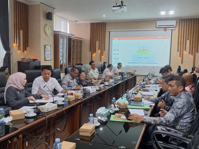 Komisi III DPRD Kalsel menggelar rapat dengan Dinas PUPR Provinsi, Jumat 8 November 2024. (wartabanjar.com - Thania Ang)