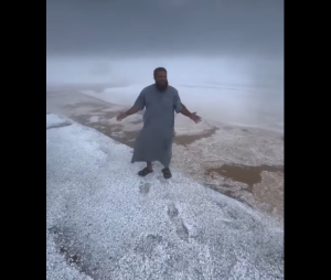 Seorang pria Arab berada di atas bukit yang dipenuhi salju. (wartabanjar.com - Instagram)