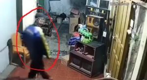 Diduga maling sandal yang terekam CCTV di rumah korbannya di Jalan Belitung, Banjarmasin. (wartabanjar.com - Ist. @info_banjarmasin)
