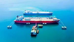 (Ilustrasi) Bongkar muat (unloading) kargo gas alam cair yang dilakukan PLN Energi Primer Indonesia. (Dok. PLN)