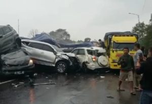 Kondisi mobil dalam kecelakaan beruntun di tol Cipularang Km 92. (wartabanjar.com - Ist. Instagram)
