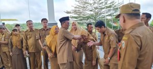 Paman Birin disambut haru ASN Pemprov Kalsel. (wartabanjar.com - Ist. Adpim Kalsel)