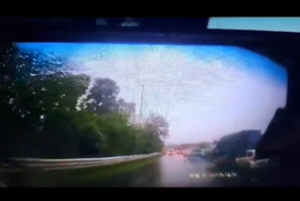 Rekaman dashcam mobil ambulance saat kecelakaan beruntun di tol Cipularang. (wartabanjar.com - Ist. @warungjurnalis)