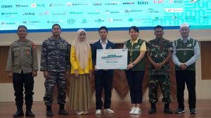 Penyerahan secara simbolis Program Dukungan Pendidikan Bagi Putra dan Putri TNI-Polri oleh Senior Manager Perencanaan PLN UID Kalselteng, Diah Puspita, kepada mahasiswa penerima disaksikan Pasminlog Komandan Lanal Banjarmasin Mayor Laut (S) Hary Nurdi, MT (dua dari kiri), Pasibinpers Korem 101/Antasari Kapten Caj Joko Krismantoro (dua dari kanan), Senior Manager Keuangan, Komunikasi dan Umum PLN UID Kalselteng Sigit Fanani (paling kanan), serta Kabagwatpers Biro SDM Polda Kalsel, Kompol Irawan, S.H., M.M, pada Rabu (6/11) di Banjarbaru. (dok. PLN UID Kalselteng)