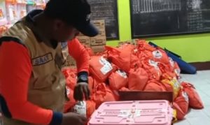 Petugas BNPB mengecek bantuan untuk korban erupsi Gunung Lewotobi Laki-laki. (wartabanjar.com - Ist. BNPB)
