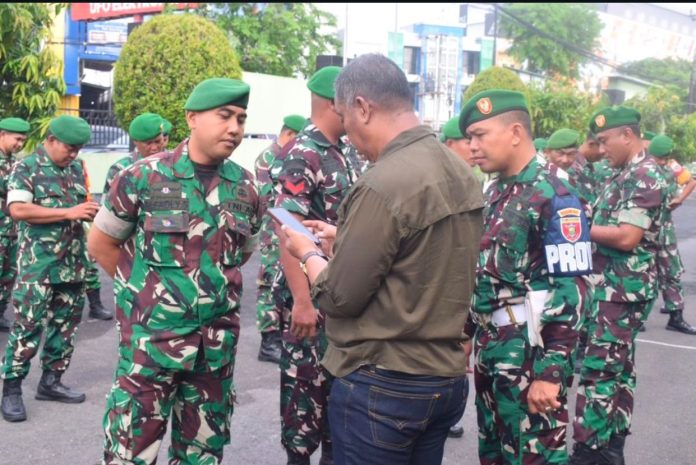 Proses pemeriksaan Hp anggota Kodim 1007 Banjarmasin (Istimewa)