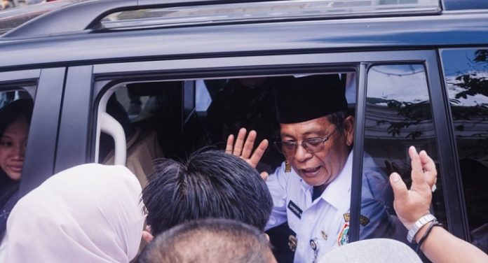 H Sahbirin Noor melambaikan tangan kepada ASN setelah menyatakan pengunduran diri sebagai Gubernur Kalsel, Rabu 13 November 2024. (wartabanjar.com - Ist. Wasaka)