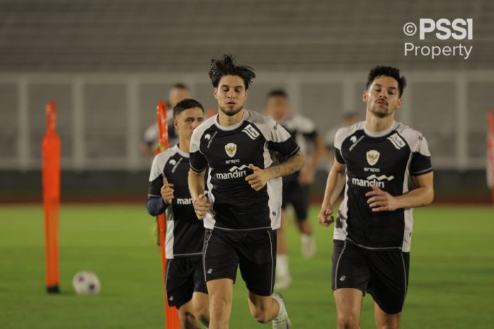 Kevin Diks Bakarbessy (kiri) menjalani latihan bersama Timnas Indonesia. (wartabanjar.com - Ist. PSSI)