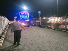 Polres Tanah Bumbu Lakukan Pengamanan Kedatangan KMP Awu Awu di Pelabuhan Fery Batulicin