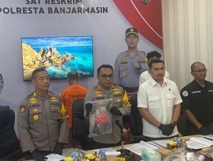 Kapolresta Banjarmasin, Kombes Cuncun Kurniadi, menunjukan barang bukti saat konferensi pers pengungkapan kasus penyekapan di Pekauman. (wartabanjar.com - Iqnatius Aprianus)