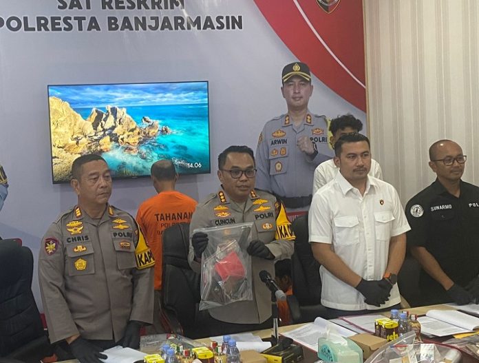 Kapolresta Banjarmasin, Kombes Cuncun Kurniadi, menunjukan barang bukti saat konferensi pers pengungkapan kasus penyekapan di Pekauman. (wartabanjar.com - Iqnatius Aprianus)