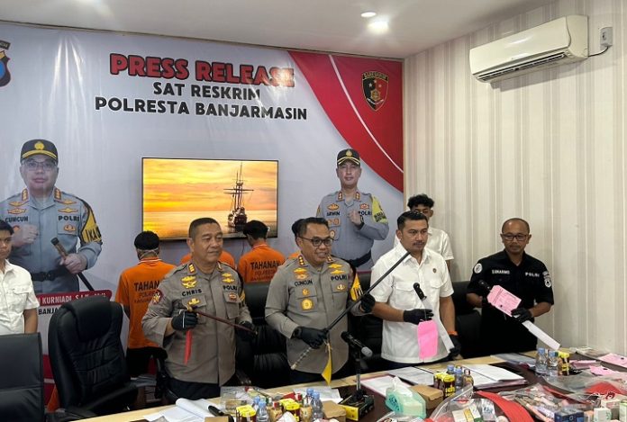 Kapolresta Banjarmasin, Kombes Cuncun Kurniadi, menunjukan senjata tajam saat konferensi pers penangkapan 5 remaja diduga hendak tawuran. (wartabanjar.com - Iqnatius Aprianus)