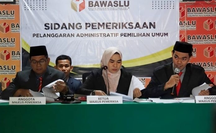 Bawaslu Kabupaten Hulu Sungai Tengah melakukan pemeriksaan pengaduan pelanggaran Pikada. (wartabanjar.com - Ist. Humas Bawaslu HST)