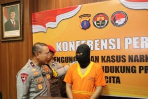 Tersangka pengedar narkoba 5 kg dihadirkan Polda Kaltim dalam pers rilis, Kamis 14 November 2024. (wartabanjar.com - Ist. Humas Polda Kaltim)