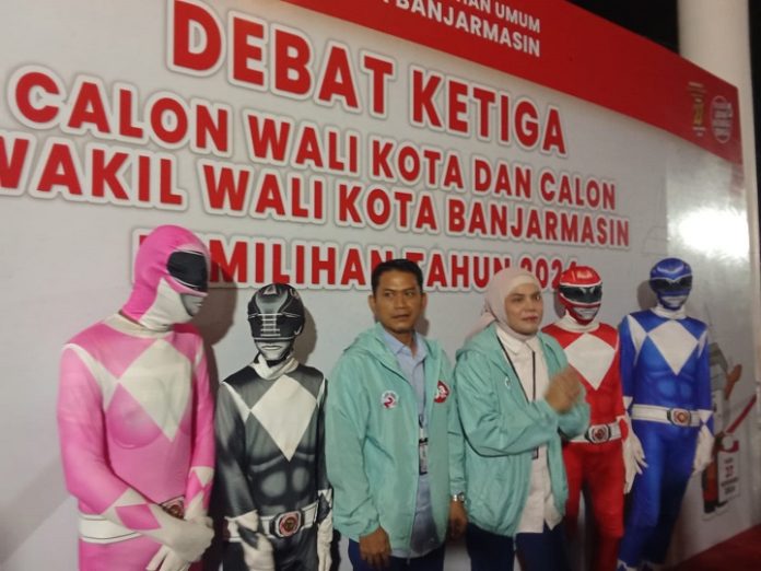 Paslon nomor urut 2, HM Yamin dan Ananda membawa pendukung yang mengenakan cosplay. (wartabanjar.com - Thania Ang)