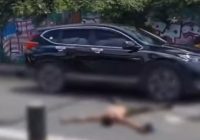 Seorang Pria Tidur Terlentang di Lampu Merah Jalan S Parman