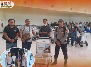 Anggota Polres Banjar melakukan pengawalan distribusi kekurangan surat suara dari Bandara Syamsudin Noor menuju gudang KPU Banjar. (wartabanjar.com - Ist. Humas Polres Banjar)