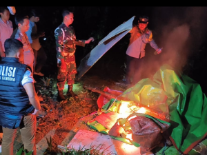Barang bukti sabung ayam di Samboja Barat dimusnahkan aparat gabungan TNI-Polri Kaltim. (wartabanjar.com - Ist. Humas)