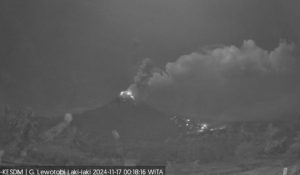 Gunung Lewotobi Laki-laki memuntahkan lava pijar. (wartabanjar.com - Istimewa/PVMBG)