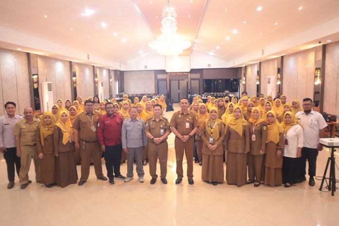 Kepala Dinas Kesehatan Kota Banjarmasin, dr Taviun Huda, bersama peserta workshop terdiri dari perawat dan bidan, serta para narasumber. (wartabanjar.com - Ist, Dinkes)