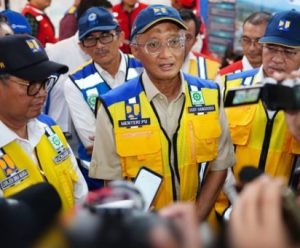 Menteri PUPR, Dody Hanggodo, saat meninjau progres pembangunan Jalan Tol Solo-Yogyakarta-YIA Kulonprogo. (wartabanjar.com - Ist. Dok. Pribadi)