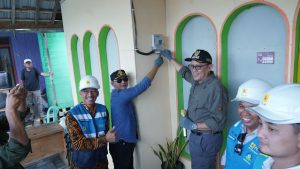 Penyalaan listrik di salah satu rumah warga menandai peresmian pengaliran listrik di tiga desa di Barito Timur, Kalteng. (wartabanjar.com - Ist. PLN IUD Kalselteng)