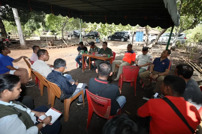 Pertamuan BNPD dengan kepala desa dan pihak terkait membahas rencana relokasi warga terdampak erupsi Gunung Lewotobi Laki-laki. (wartabanjar.com - Ist. BNPB)