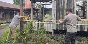 Satreskrim Polres Tabalong bersama Polsek Murung Pudak melakukan olah TKP di lokasi kebakaran. (wartabanjar.com - Ist. Humas)