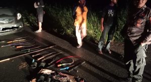 Senjata tajam yang diamankan dari gengster diduga di Kota Banjarbaru. (wartabanjar.com - Ist. WAG)