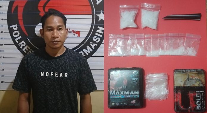 Tersangka Fahrul berikut sabu dan barang bukti lainnya yang diamankan polisi. (wartabanjar.com - Ist. Humas)