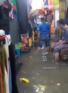 Banjir di dalam Pasar Samudera, Banjarmasin. (wartabanjar.com - Ist. @banjarmasinbanget)