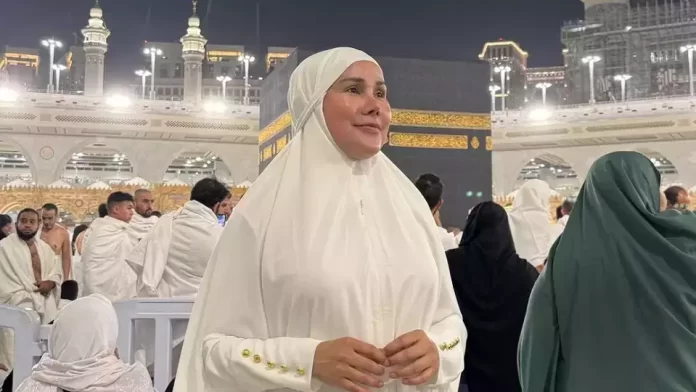 Isa Zega di depan Kabah busana muslimah hingga menimbulkan kehebohan dan perdebatan di Tanah Air. (via Beritasatu.com)