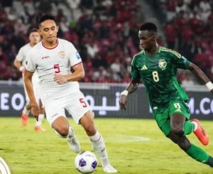 Marselino Ferdinan (putih) menggiring bola dibayangi pemain Arab Saudi. (wartabanjar.com - Ist. @Timnas Indonesia)