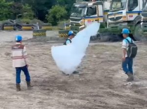 Awan jatuh di sekitar lokasi pertambangan di Muara Tuhup, Kabupaten Murung Raya, Kalimantan Tengah. (wartabanjar.com - Ist. @undercover.id)