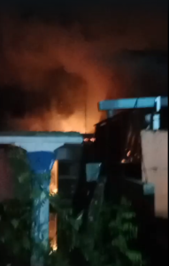 Kebakaran di Pasar A Yani 1, Jalan Gtot Subroto ujung, Banjarmasin Timur, Rabu (20/11/2024) malam. (wartabanjar.com - Ist. Rekanan)