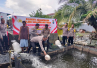 Polsek Banjarmasin Timur Tebar Ribuan Bibit Ikan di Kolam Jalan Ingup Kuripan