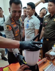 Kapolres Banjar, AKBP M Ifan Hariyat, memusnahkan sabu seberat lebih 3 ons hasil pengungkapan kasus periode 8 sampai 20 November 2024. (wartabanjar.com - Ist. Humas Polres Banjar)