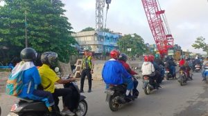 Satlantas Polresta Banjarmasin, Jumat, melakukan pengaturan lalu lintas di Jalan Veteran karena ada proyek pengerukan sungai. (wartabanjar.com - Ist. Satlantas)