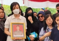 Kompol Ryanto Ulil Dimakamkan di Makassar, Begini Kemarahan Pihak Keluarga