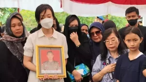 Pemakaman Kompol Ryanto Ulil Anshar di Makassar, Minggu 24 November 2024. (beritasatu)