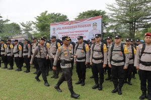 Kapolres Banjar, AKBP M Ifan Hariyat, melakukan pemeriksaan pasukan dalam apel pengamanan Pilkada 2024, Senin 25 November 2024. (wartabanjar.com - Ist. Humas)