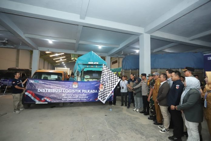 Pelepasan distribusi logistik Pilkada oleh Ketua KPU Banjarmasin didampingi Kapolresta Kombes Cuncun Kurniadi dan Dandim 1007 Banjarmasin, Kolonel Inf Sigit Purwoko