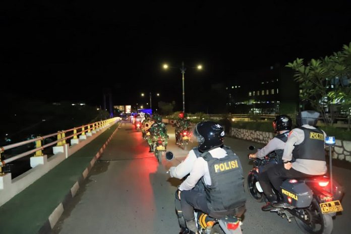 Patroli gabungan Polresta Banjarmasin menyisir sejumlah wilayah untuk memastikan keamanan kondisi menjelang hari pencoblosan, Selasa malam. (wartabanjar.com - Iqnatius)