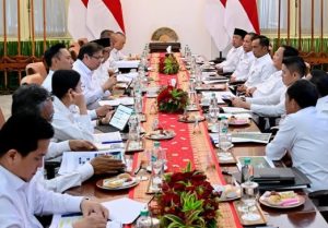 Presiden Prabowo Subianto memimpin rapat dengan jajaran Menteri Kabinet Merah Putih, Selasa 26 November 2024. (wartabanjar.com - Ist. @srimulyani)