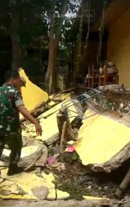 Dinding beton kantor Desa Taniran Kubah, Kecamatan Angkinang, Kabupaten Hulu Sungai Selatan (HSS), yang roboh, Kamis 28 November 2024. (wartabanjar.com - Ist. Kiriman warga)
