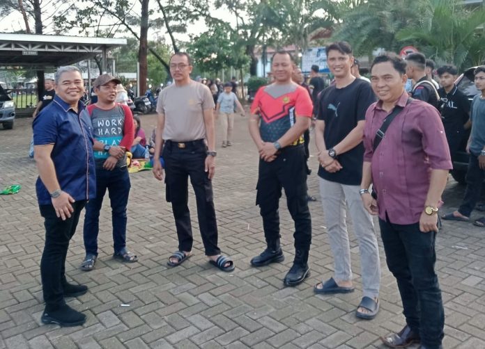 H Gusti Ramdhani atau Haji Deden (kanan) menghadiri dan memberikan support kegiatan Pesta Rakyat yang diadakan Polsek Satui. (wartabanjar.com - Istimewa)